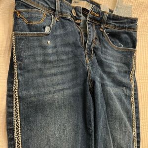 Jeans with rhinestones all on the sides of Jean